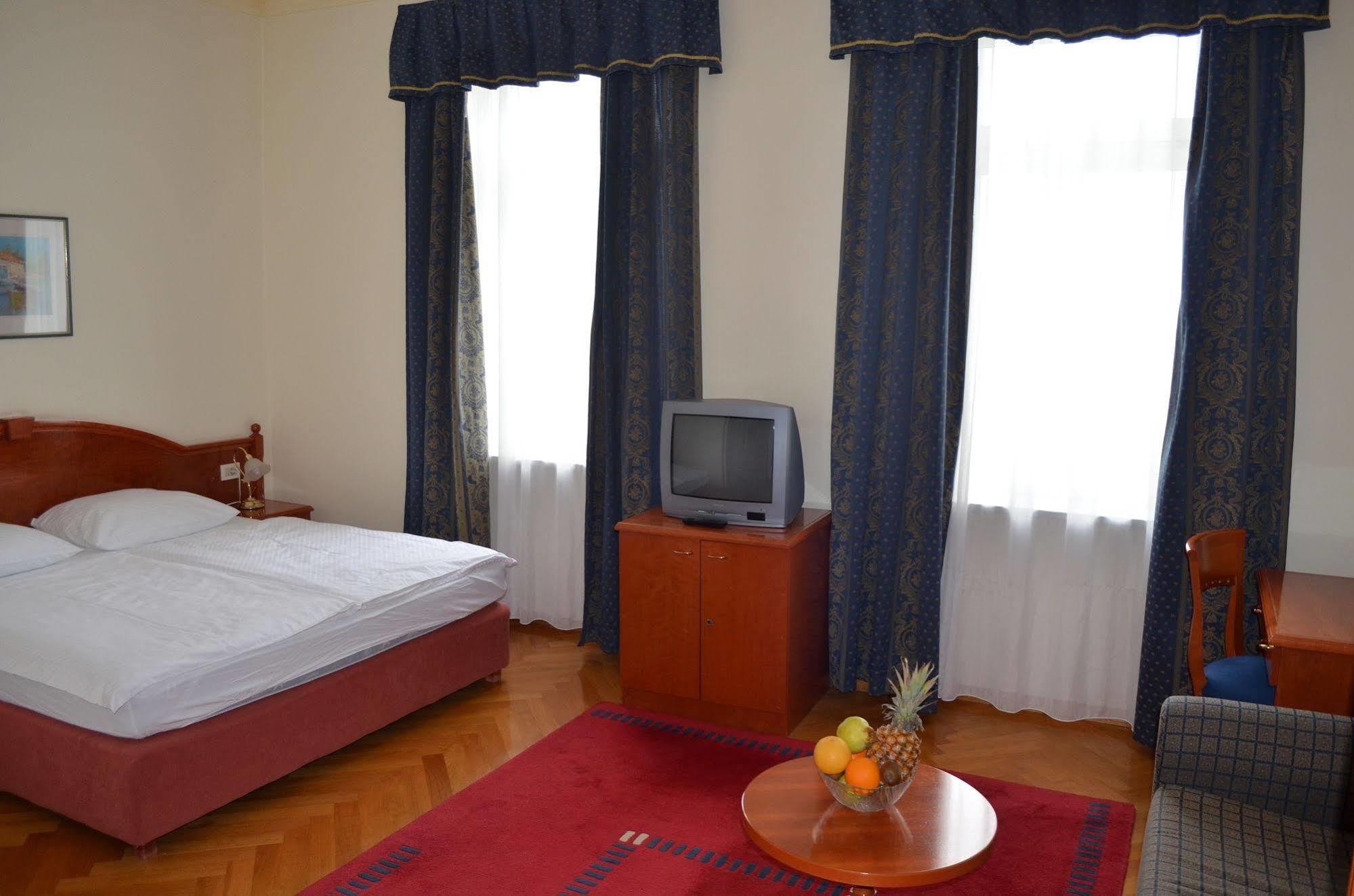 Hotel Galeb オパティヤ エクステリア 写真